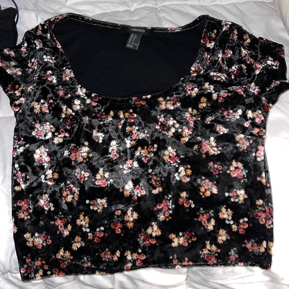 Cropped shirt w/ flowers